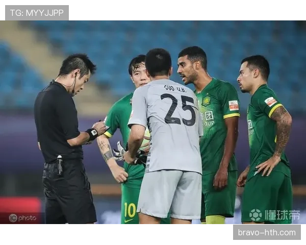 为什么这个动作被判点球?裁判依据的犯规尺度解析 为什么这个动作被判点球?裁判依据的犯规尺度解析