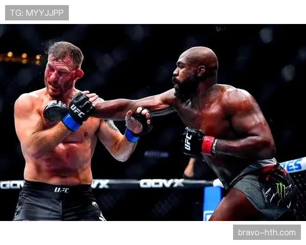 乔恩·琼斯时髦到连训练鞋都比我年薪值钱，这生活咋整